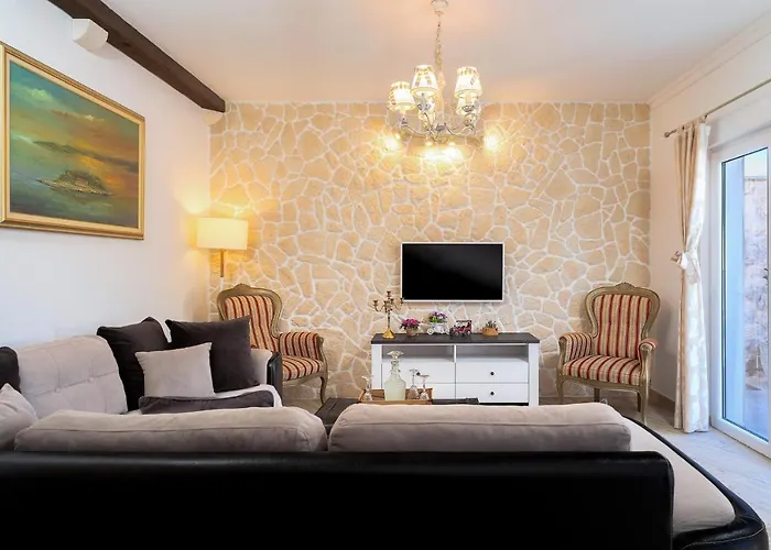 Capitis In The Centre- Luxury With Swimming Pool *