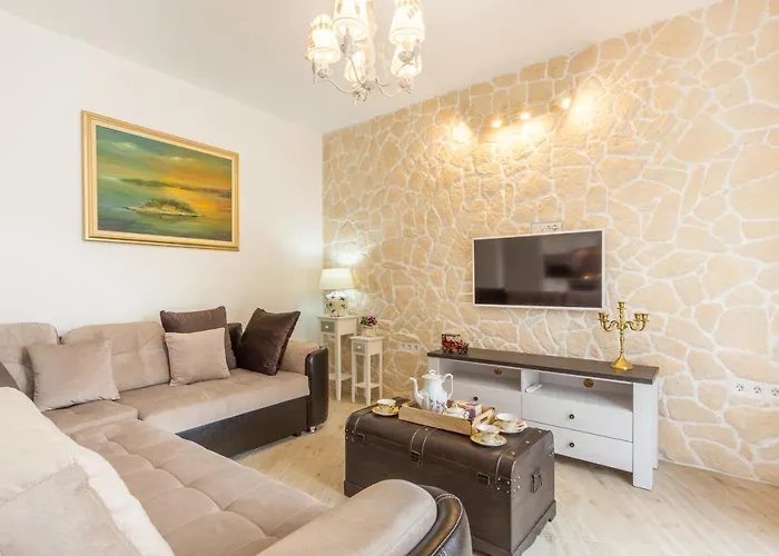 Capitis In The Centre- Luxury With Swimming Pool *