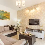 Capitis In The Centre- Luxury With Swimming Pool *