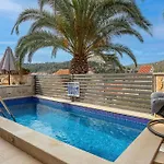 Capitis In The Centre- Luxury With Swimming Pool *