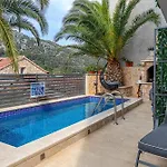 Apartment Capitis In The Centre- Luxury With Swimming Pool *