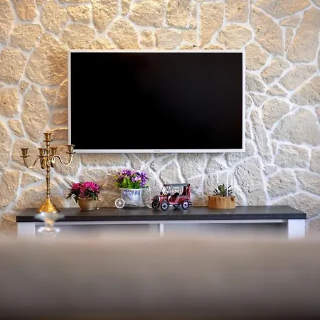 Villa Capitis In The Centre- Luxury Apartment With Swimming Pool