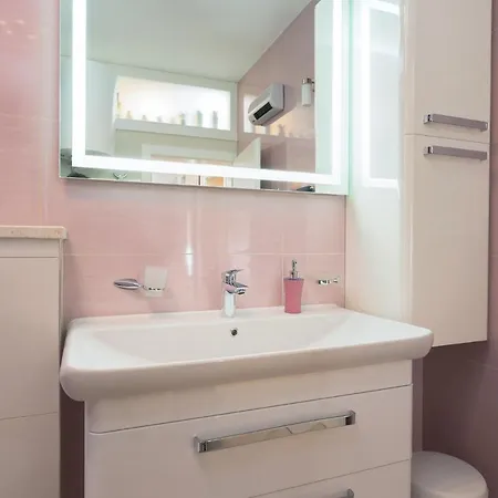 Апартаменти Luxury Escape With Private Pool Хвар