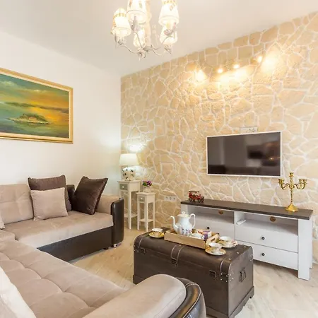 Villa Capitis In The Centre- Luxury Apartment With Swimming Pool *