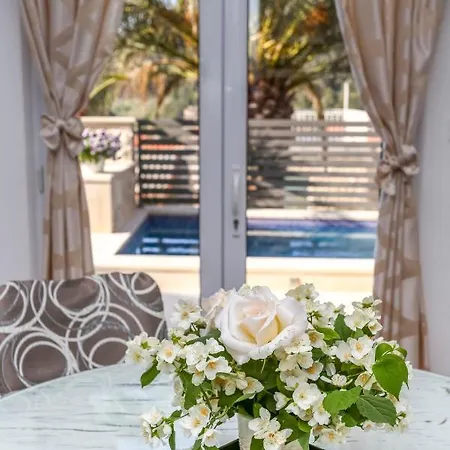 Villa Capitis In The Centre- Luxury Apartment With Swimming Pool