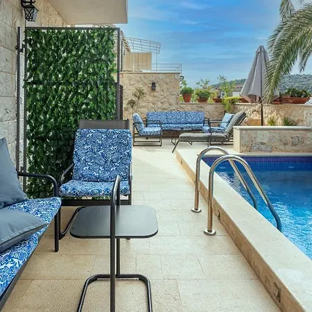 Апартаменти Luxury Escape With Private Pool Хвар