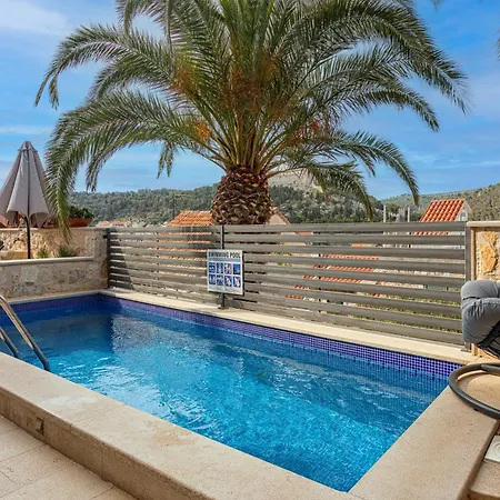 Capitis In The Centre- Luxury With Swimming Pool *