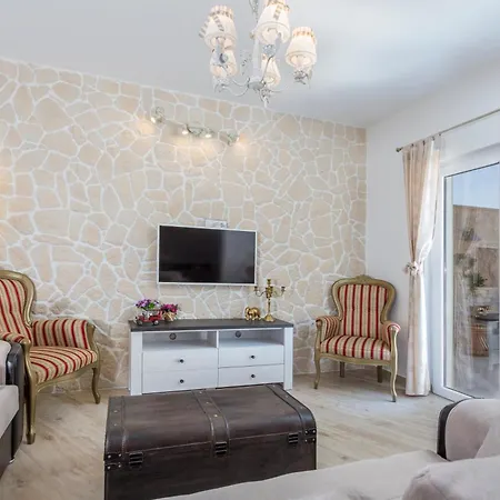 Villa Capitis In The Centre- Luxury Apartment With Swimming Pool