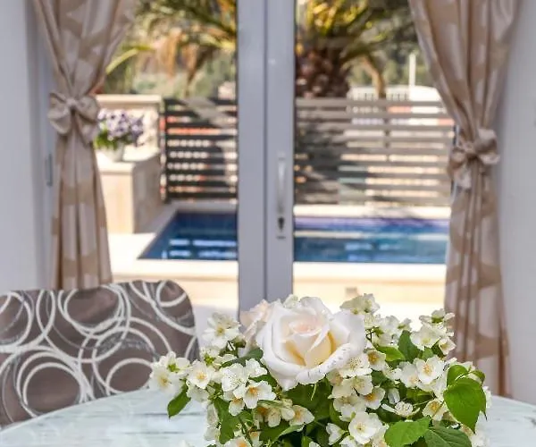 Capitis In The Centre- Luxury With Swimming Pool