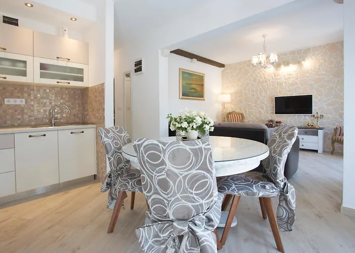 Capitis In The Centre- Luxury With Swimming Pool Appartamento Hvar Town