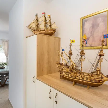 Capitis In The Centre- Luxury With Swimming Pool Apartment Hvar Town