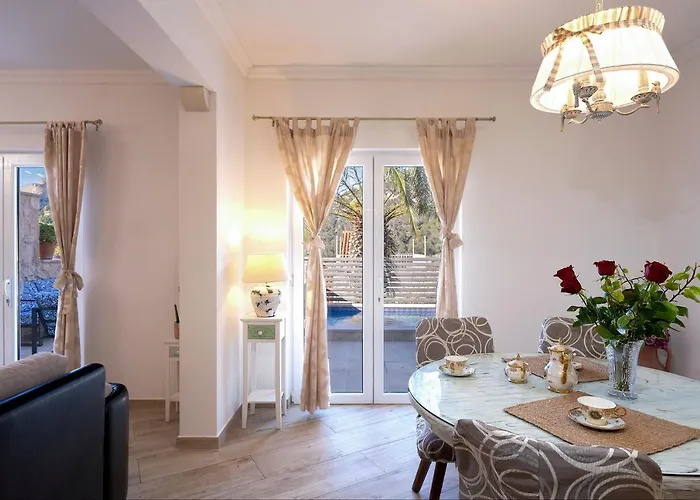 Capitis In The Centre- Luxury With Swimming Pool *