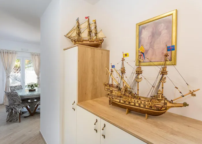 Capitis In The Centre- Luxury With Swimming Pool Apartment Hvar Town